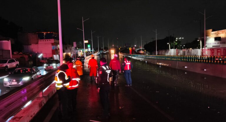 Realiza Protección Civil retiro de desechos sólidos en alcantarillas pluviales y rescata a pasajeros de vehículo particular