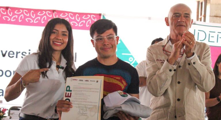 Entregan paquetes de bienvenida a estudiantes de la Universidad del Deporte