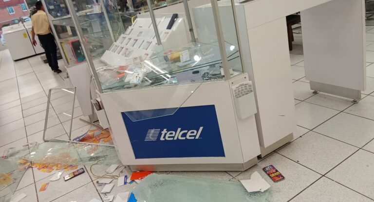 A punta de pistola asaltan Coppel de Chapulco, ladrones se llevan celulares