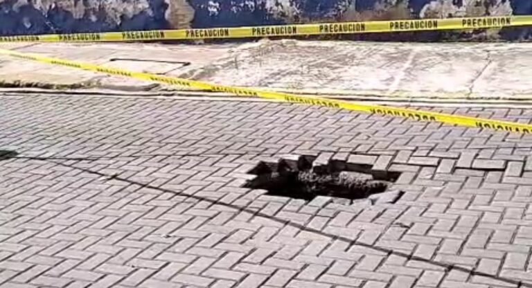 Aparece un socavón a unas calles del Zócalo de la ciudad de Puebla