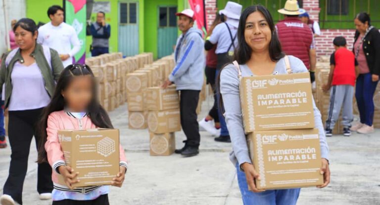 Entrega Pepe Chedraui apoyos alimentarios en Azumiatla