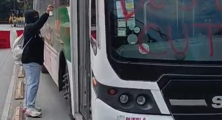 Manifestación de normalistas de Teteles provoca caos vial en la capital