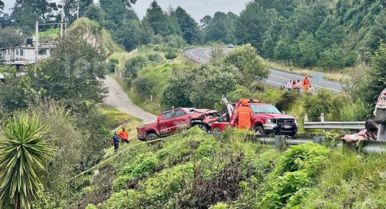 Muere una mujer tras volcar su auto en la carretera Teziutlán-Virreyes