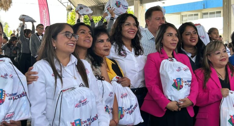 Entrega Lupita Cuautle Torres kit escolares en San Andrés Cholula