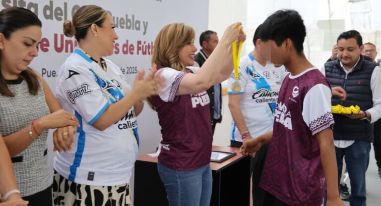 Jóvenes de la Casa del Adolescente conviven con futbolistas del Club Puebla