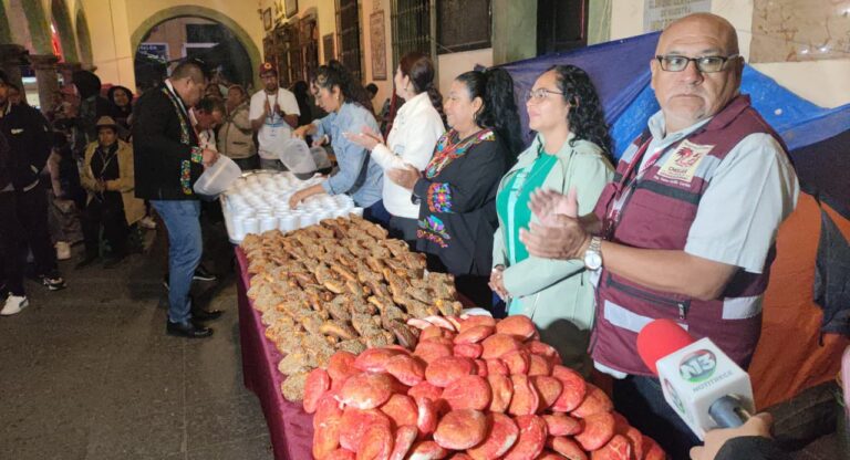 Gobierno de Tonantzin Fernández regala pan y café a participantes del Milenario Trueque