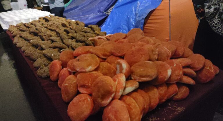 Cumple Tonantzin Fernández con entrega de café y pan en el Trueque