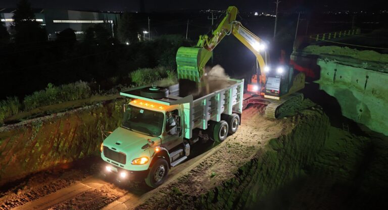 Trabaja Secretaría de Infraestructura en turnos diurnos y nocturnos para reconstrucción en socavón