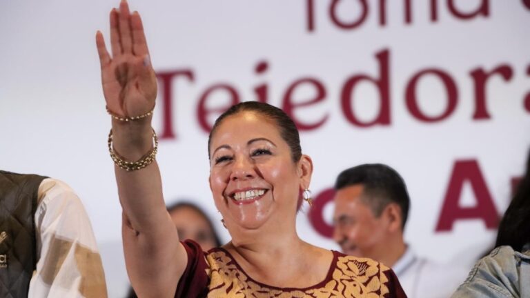 Rinde protesta Laura Artemisa García como Tejedora de la Patria 