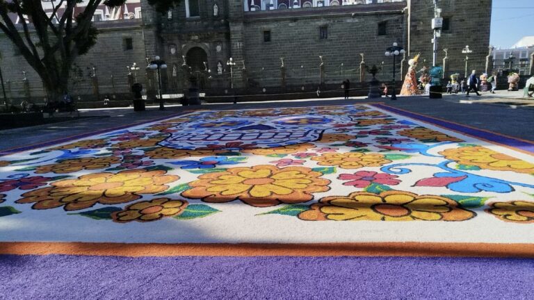 Colocan cuarto tapetes para conmemorar “Todos Santos” en el Zócalo de Puenla