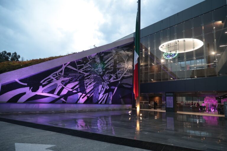 Congreso ilumina árbol de color rosa como símbolo de esperanza y prevención contra el cáncer de mama