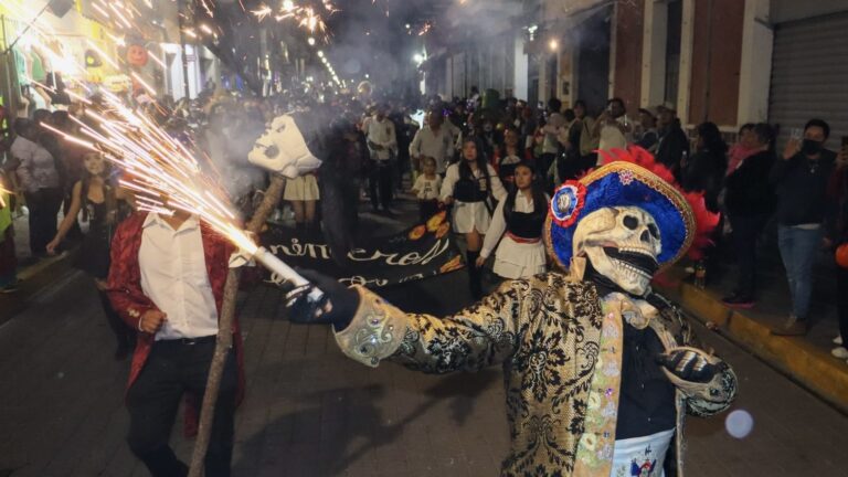 El Desfile de Animeros llenó de magia y color a San Pedro Cholula