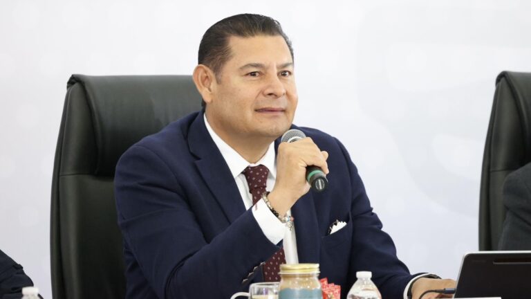 Protege gobierno estatal a familias poblanas con Campaña de Vacunación Invernal