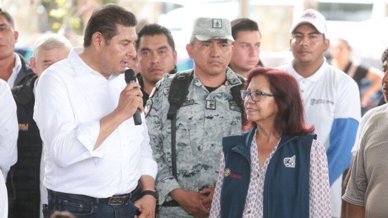 Gobierno federal y estatal encabezan reapertura de caminos y entrega de víveres en Pantepec