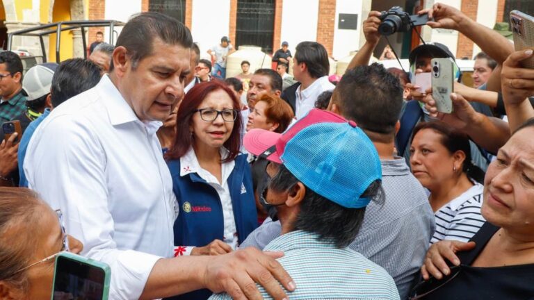 Gobierno federal y estatal restablecen caminos, entregan víveres y rehabilitan servicios en Pahuatlán