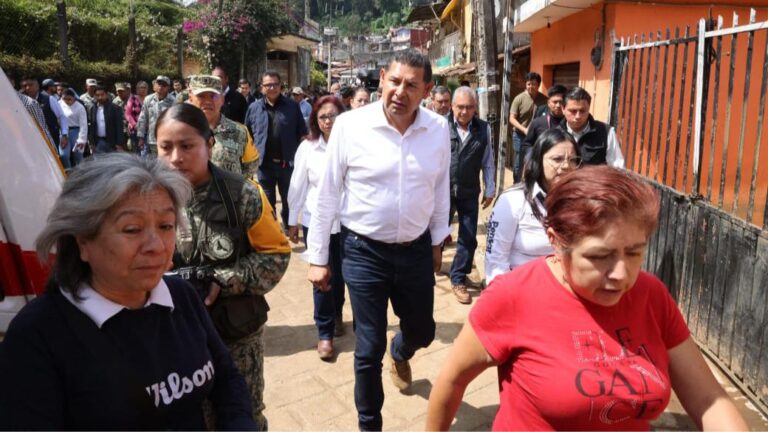 Gobernador Armenta supervisa limpieza y reconstrucción de viviendas afectadas en Huauchinango