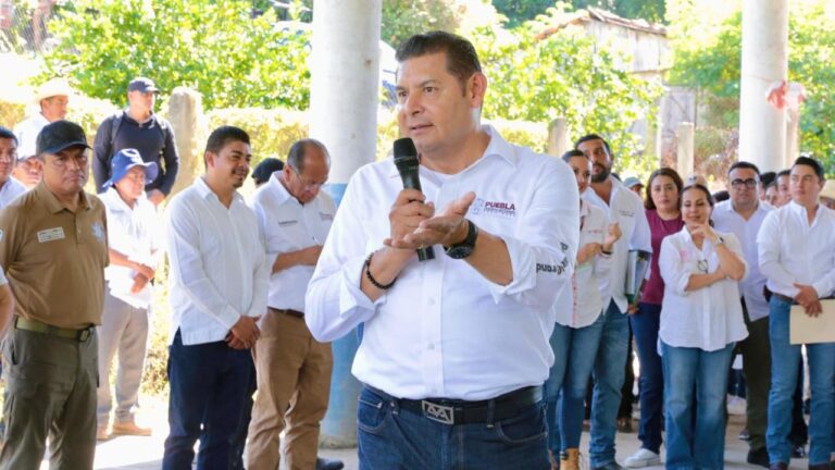 Rehabilitación de puentes y carreteras para conectar comunidades, se compromete Gobernador Armenta con Tenampulco