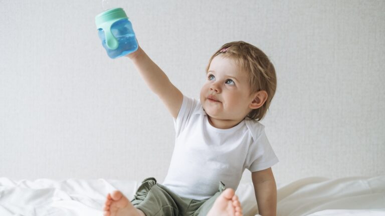 Importancia de la hidratación en bebés: cuándo y cómo iniciar 