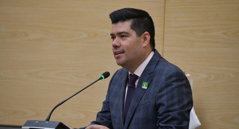 Partido Verde impulsa la paternidad activa con cambiadores de pañales en sanitarios de hombres