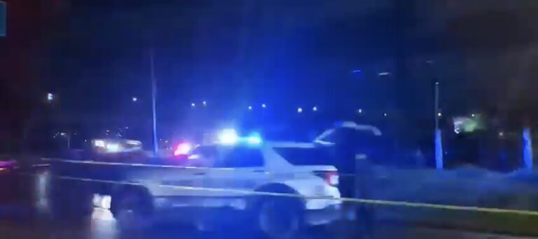 Encuentran cuerpo de mujer encobijada en lateral de la autopista