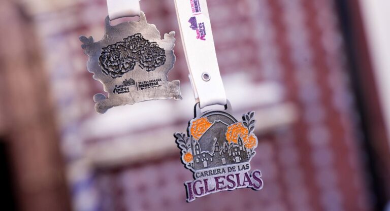 Presenta Lupita Cuautle la playera y medalla de la “Carrera de las Iglesias 2025”