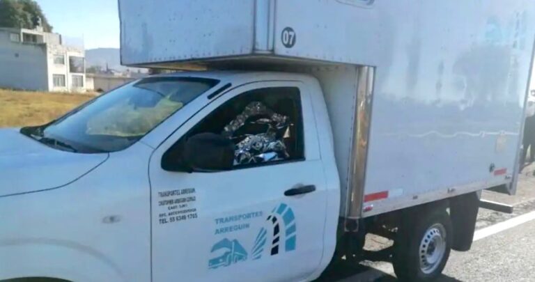 Balean a conductor  de camioneta de carga en la autopista México-Puebla, pierde la vida