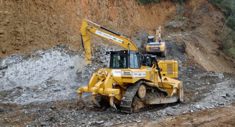 Con módulos de maquinaria, Gobierno de Puebla abre caminos afectados por deslaves en Eloxochitlán