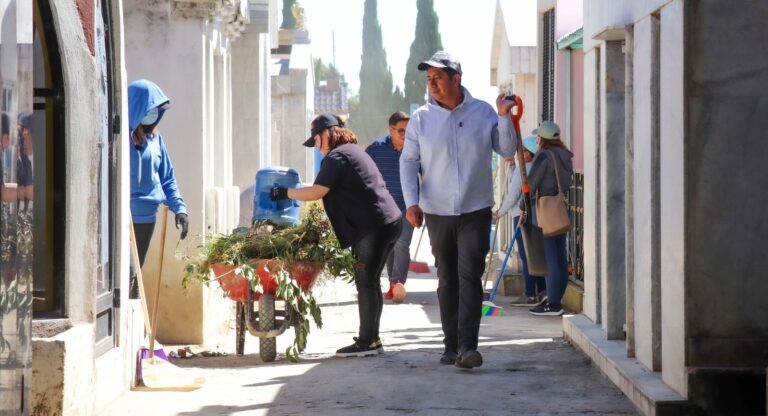 Con acciones de mantenimiento en panteones, Huejotzingo se prepara para el Día de Muertos