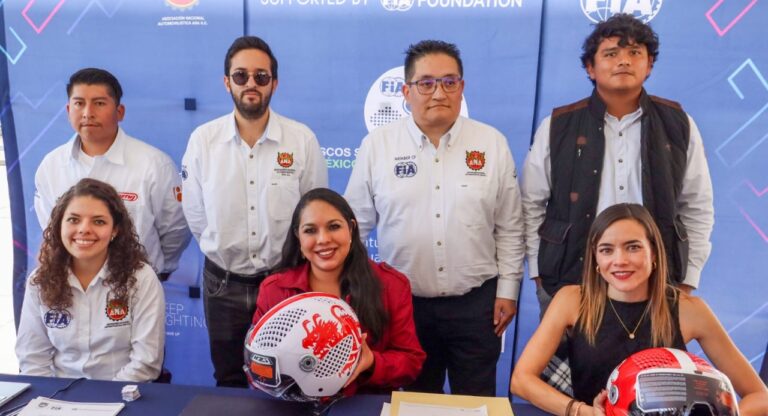 Tonantzin Fernández entrega cascos gratuitos a motociclistas de San Pedro Cholula