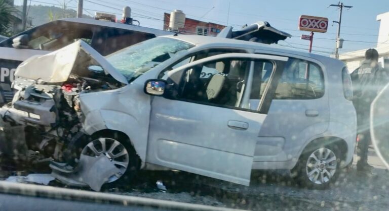 Muere automovilista al impactarse contra una base de concreto en Amozoc