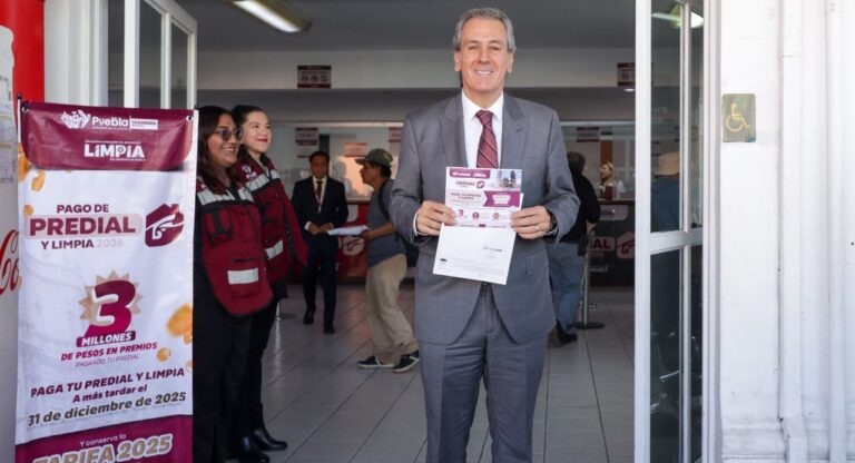 Pepe Chedraui pone el ejemplo, acude a pagar su impuesto predial