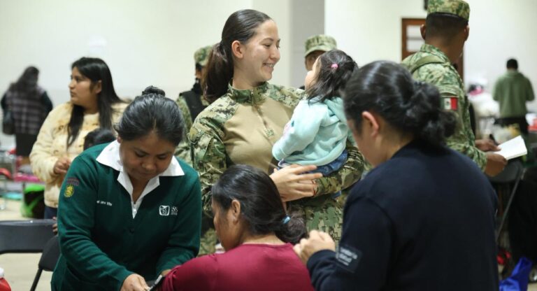 Continúa atención médica y sanitaria en refugios temporales de la Sierra Norte