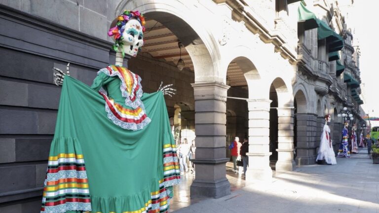 Catrinas y flores engalanan el Centro Histórico de Puebla