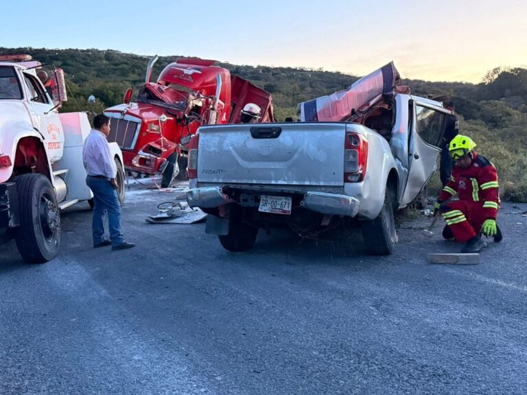 Tráiler embiste camioneta; mueren madre e hijo