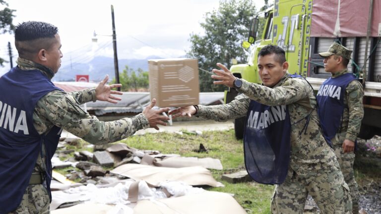 Entrega Gobierno de la Ciudad el apoyo alimentario a damnificados de Huauchinango