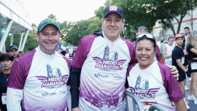 Pepe Chedraui dio el banderazo de la salida al Medio Maratón 21K Puebla 2025
