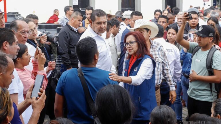 Gobernador Armenta se reúne con damnificados de la región de Tlacuilotepec