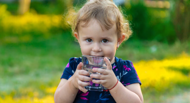 Tips para lograr que tu bebé tome agua durante la temporada de frío 