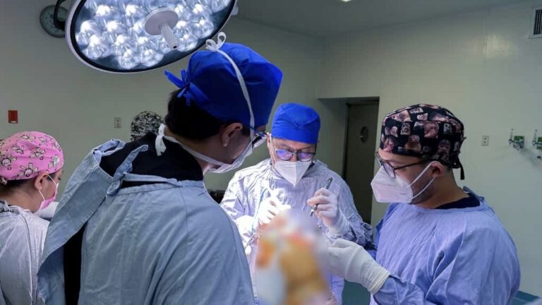 Cirugías gratuitas transforman vida de tres poblanos en el Hospital de Traumatología