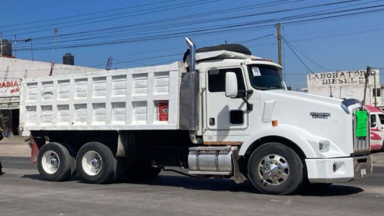 Camioneros causan caos en Cholula, exigen pago de millón de pesos a CTM