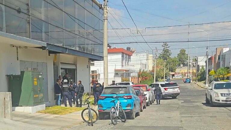 Despojan de 50 mil pesos a un cuentahabiente, ladrones huyen en moto