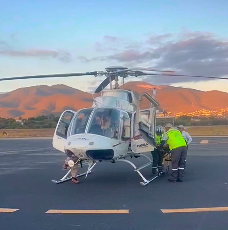 Gobierno estatal asegura atención médica a mujer embarazada con traslado a Tehuacán