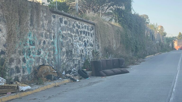 Hasta sillones dejan tirados en calles de Cuautlancingo, es un basurero