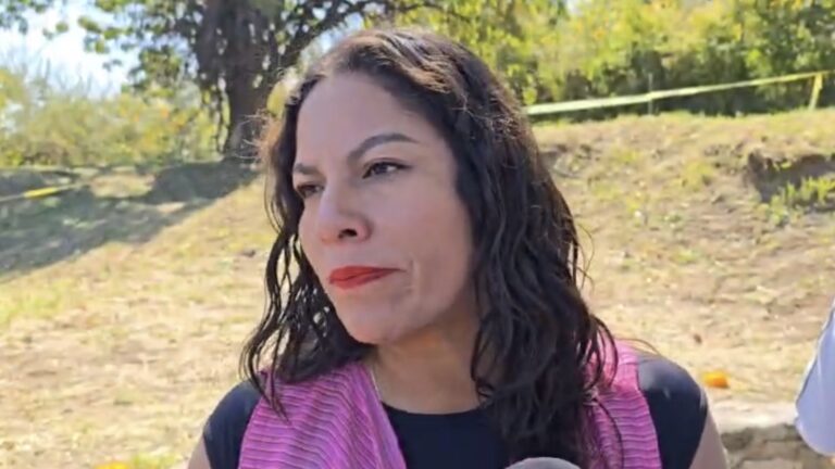 Participa Lupita Cuautle en ofrenda en Altar de Cráneos esculpidos