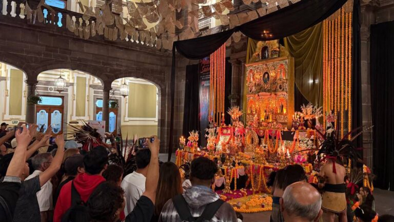 Más de 100 mil personas visitaron la ofrenda del Palacio Municipal durante el Festival “La Muerte es un Sueño”