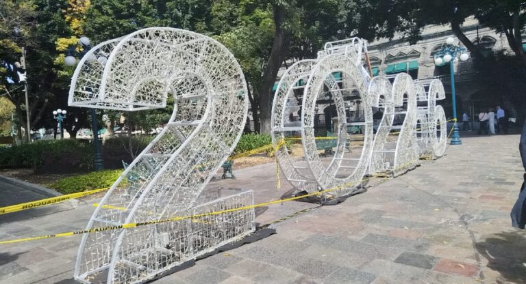 Comienza Citelum colocación de adornos navideños en Palacio Municipal y Zócalo