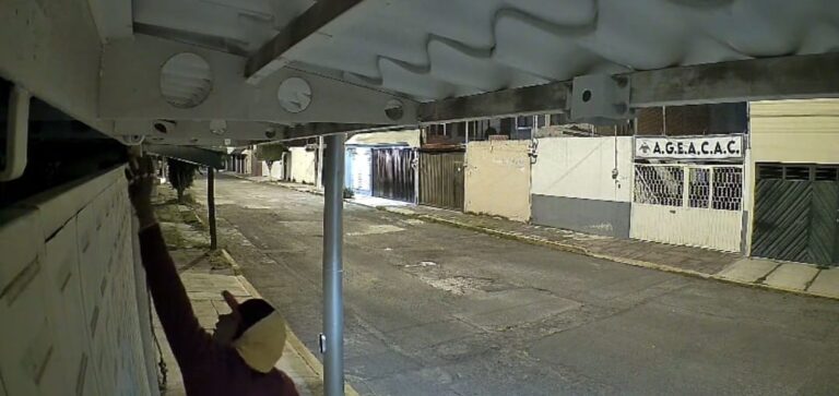 Denuncian vecinos de Mayorazgo robo de lámparas y cámaras de videovigilancia