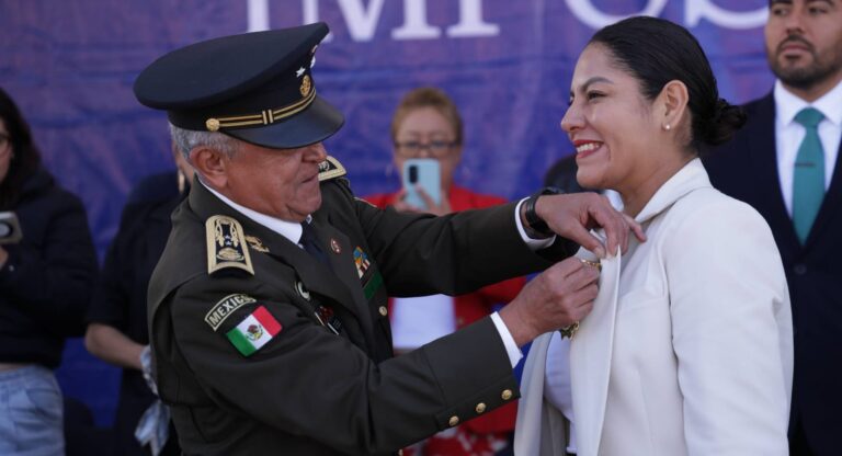 Recibe Lupita Cuautle la Venera “Gran Defensora de la Patria” en ceremonia de ascenso de la Academia Militarizada Ignacio Zaragoza