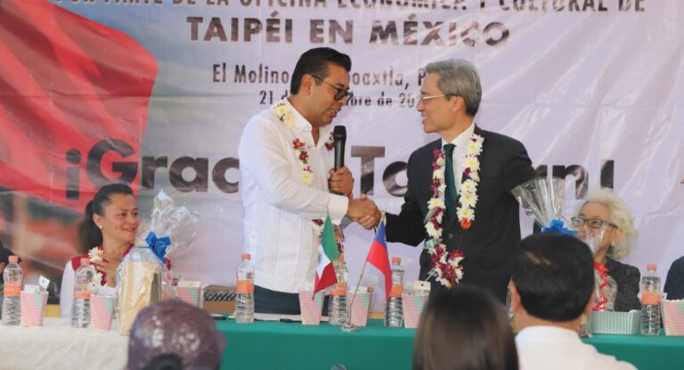 Entrega el Senador Néstor Camarillo equipo de cómputo a escuelas de la comunidad de El Molino