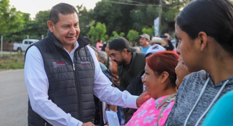 Puebla de pie, gobernador Armenta supervisa entrega de apoyos en El Carrizal